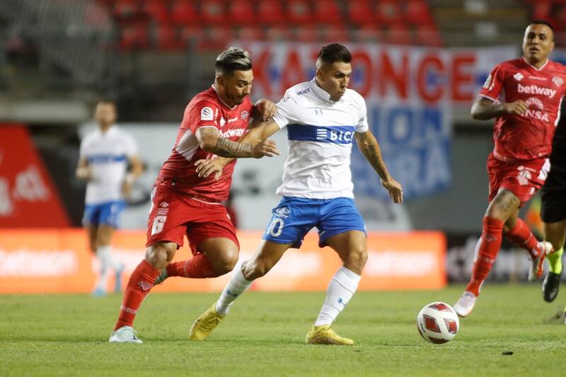 Ñublense sufre con el estado de la cancha del Nelson Oyarzún (Foto: Aton)