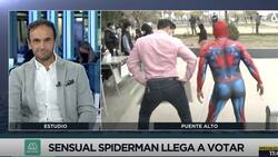 Simón Oliveros protagonizó hilarante momento, bailando con el Sensual Spiderman