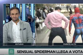 Simón Oliveros protagonizó hilarante momento, bailando con el Sensual Spiderman
