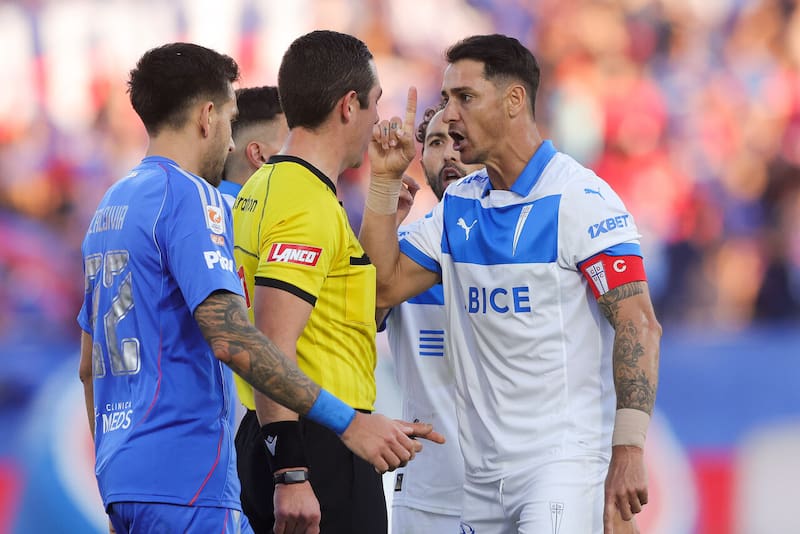 Universidad de Chile podría solicitar la suspensión del duelo ante la UC. Foto: Aton