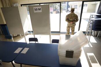 Pese a resguardo militar: roban televisores desde local de votación en Santiago Centro