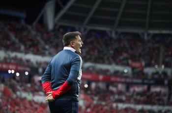 "Ya tiene a los no seleccionados": Eduardo Berizzo recibió duras críticas tras nueva derrota de La Roja