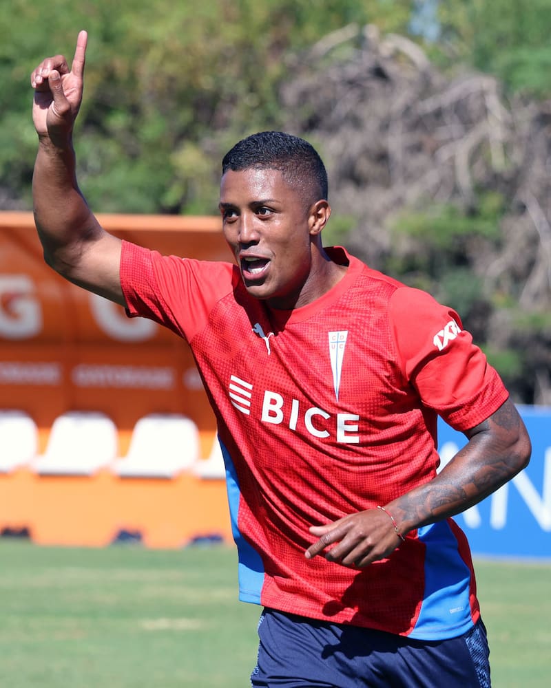 El club con nueva camiseta de entrenamiento.