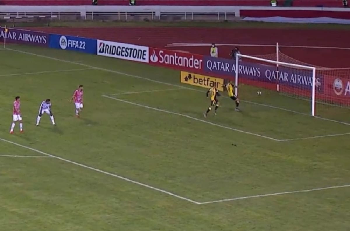 VIDEO | Increíble: delantero le robó un hermoso gol de arco a arco a su compañero en Copa Libertadores