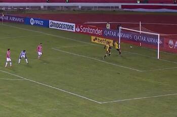VIDEO | Increíble: delantero le robó un hermoso gol de arco a arco a su compañero en Copa Libertadores