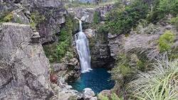 Disfruta a tres horas de Santiago: Este parque alberga una gran piscina natural de aguas color turquesa ideal para el baño