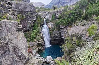 Disfruta a tres horas de Santiago: Este parque alberga una gran piscina natural de aguas color turquesa ideal para el baño
