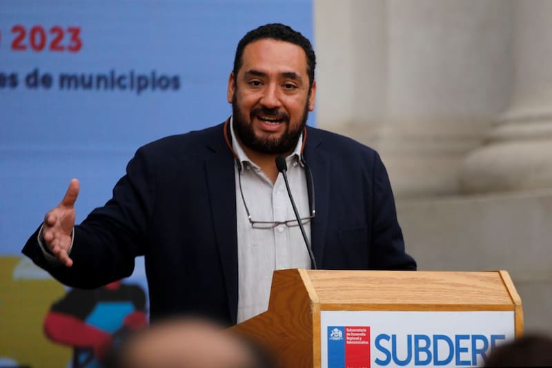 En 2022 fue duramente criticado debido a antiguos tuits donde criticó a Carabineros.