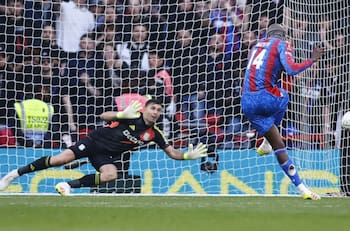 ¿No podía hacer más? Los dos golazos que eliminaron a Dibu Martínez en la FA Cup