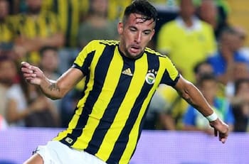 La asistencia de Isla para el golazo de Muriqi en la goleada del Fenerbahce