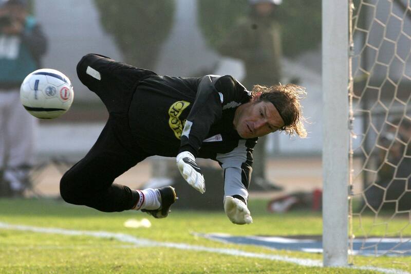 José María Buljubasich ostenta la marca de imbatibilidad del fútbol chileno con 1.352 minutos con la UC en la temporada 2005. (Foto: Photosport)