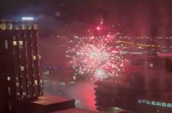 VIDEO | ¡Como en la Copa Libertadores! Hinchas de Liverpool no dejaron dormir al plantel de Real Madrid con fuegos artificiales