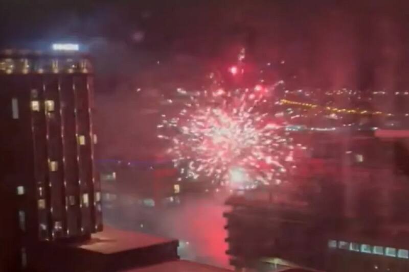 Hinchas reds lanzaron fuegos artificiales en la cercanía al hotel de Real Madrid.