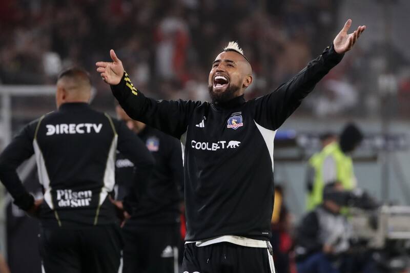celebrando el triunfo de Colo Colo.