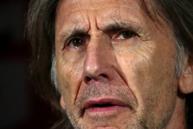 está sumamente cuestionado por su deplorable campaña con la Selección Chilena.