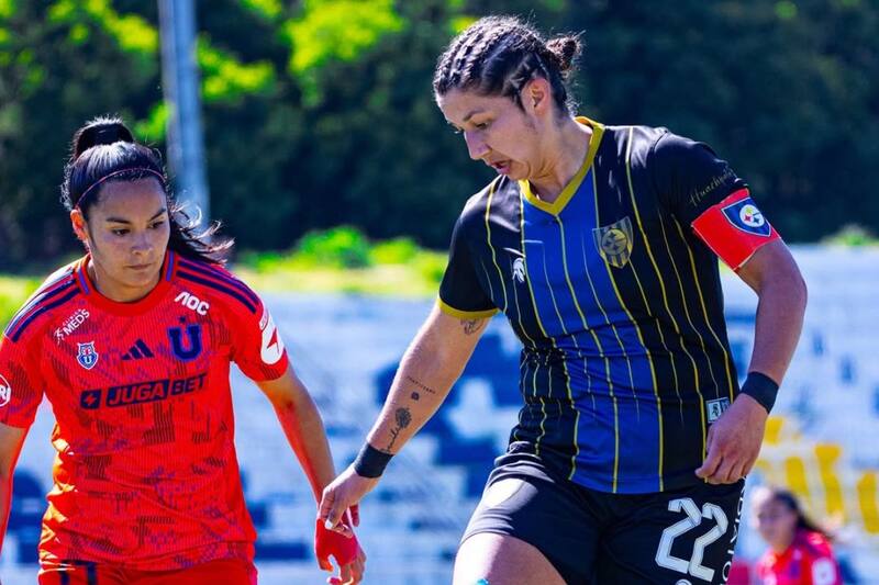 Su Helen Galaz, de Universidad de Chile, y Viviana Torres, de Huachipato, en el partido de ida de los cuartos de final del torneo. Foto: Huachipato en Instagram.