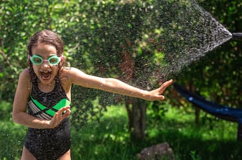 Juego de agua para niños en casa económico y fácil para los días de calor
