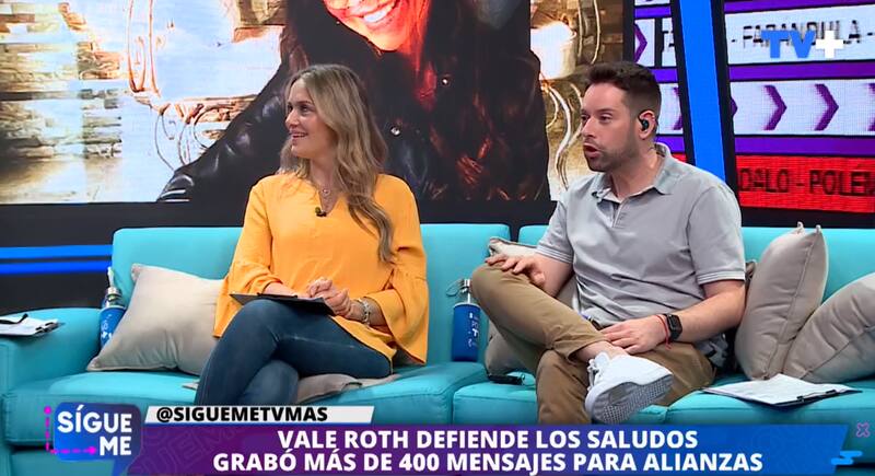 Kenita Larraín y Michael Roldán escuchando la historia de Julia Vial.