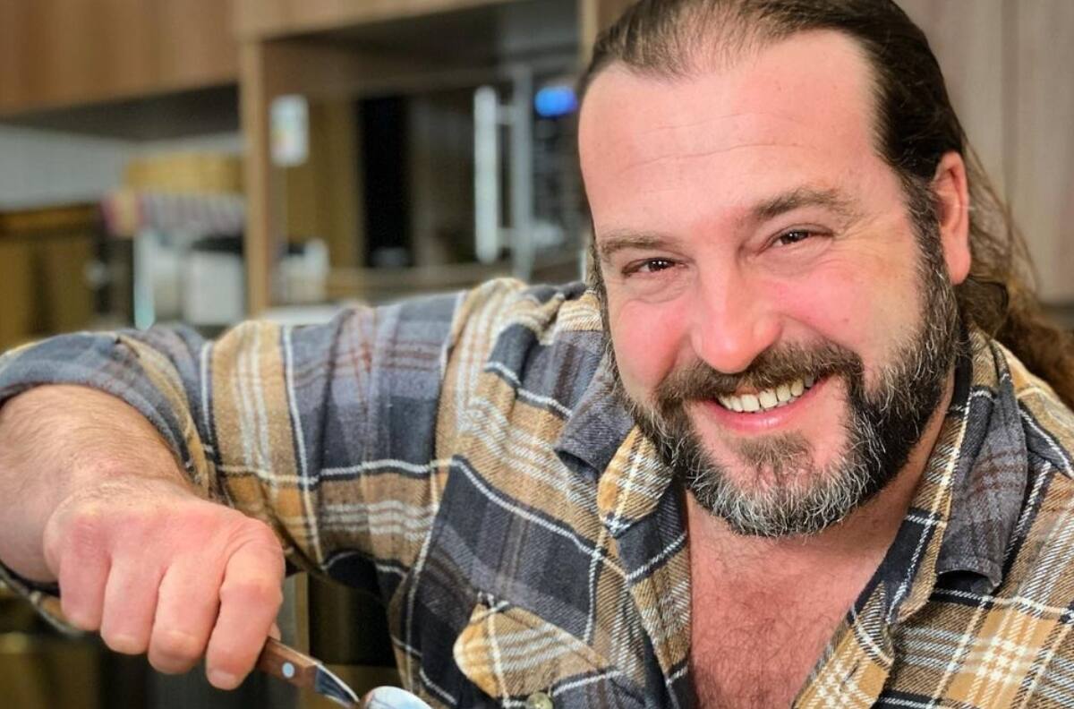 Quién es Mikel Zulueta, chef chileno y presentador de televisión