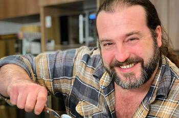 Quién es Mikel Zulueta, chef chileno y presentador de televisión