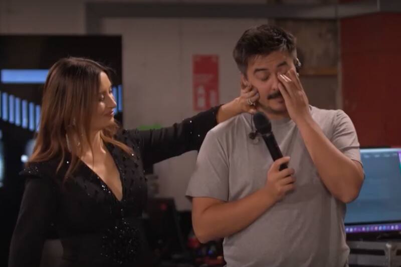 se emocionó con las palabras de su hijo.