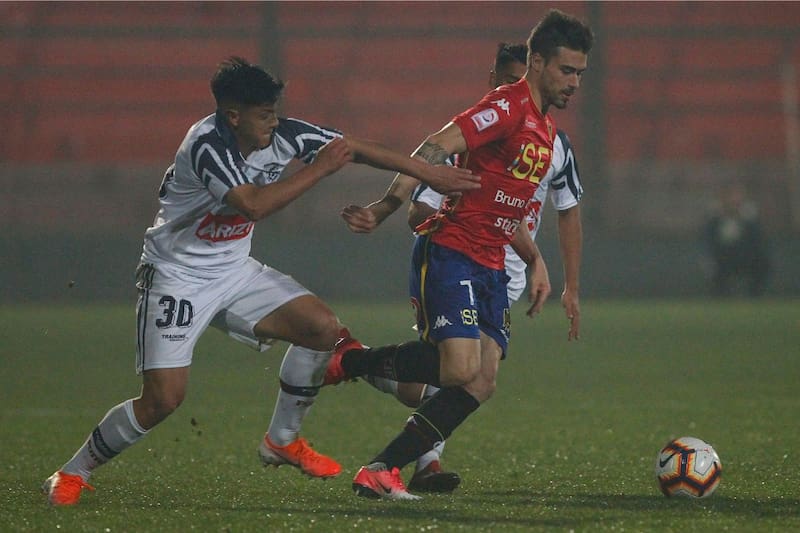 El delantero jugando por Melipilla ante Unión Española, el club que podría ser su nueva casa en el fútbol chileno, en la temporada 2019. Foto: Agencia Aton.