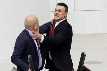 VIDEO | Insólita pelea a puñetazos se desata en el parlamento de Turquía