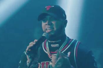 Anuel AA sorprende con video cantando "No llores mujer" en vivo