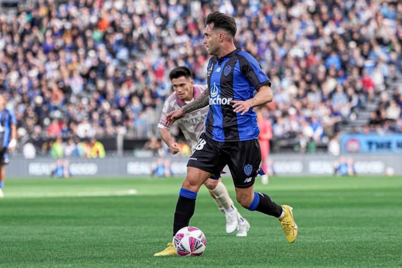 con la camiseta del Auckland Football Club.