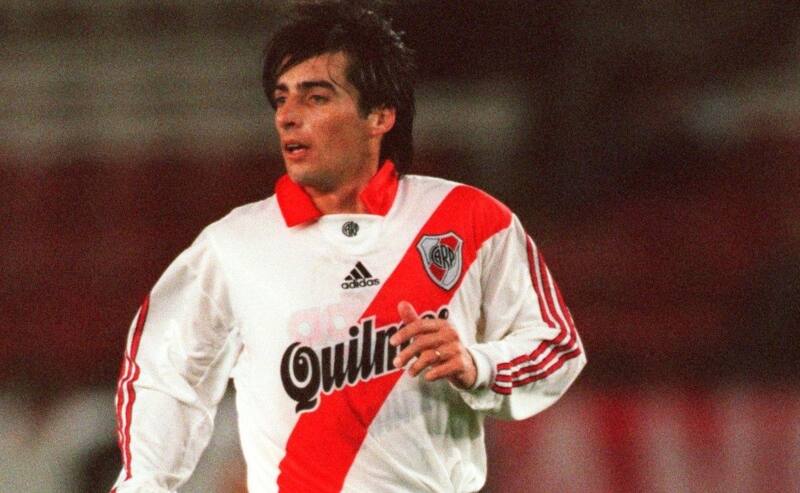 Roberto Trotta jugando por River Plate.