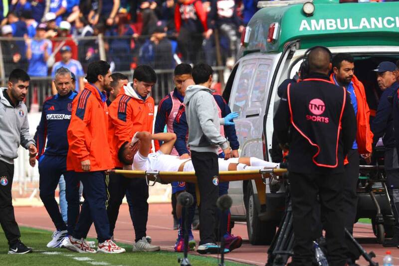 Salió en camilla del Nacional.