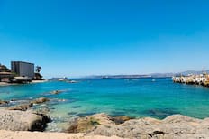 Guarda esto si buscas salir de la RM: Esta es la playa de aguas claras y arena blanca ubicada a solo 2 horas de Santiago