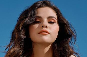 Selena Gomez aseguró que la mayoría de sus relaciones amorosas han sido "malditas"