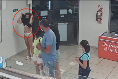 VIDEO | Mujer se quitó su vestido para usarlo como mascarilla: fue sacada de local por trabajadores