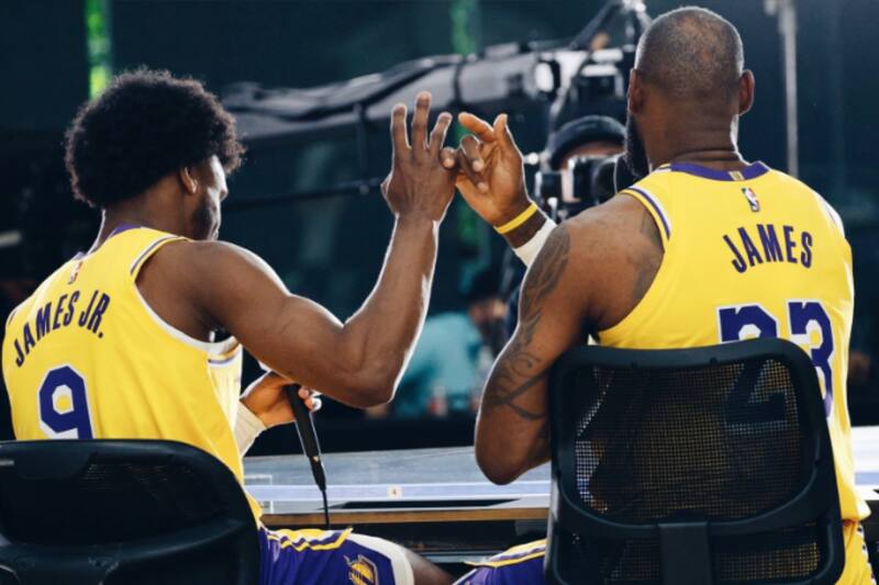 comparten equipo en LA Lakers. (Foto: NBA.com)