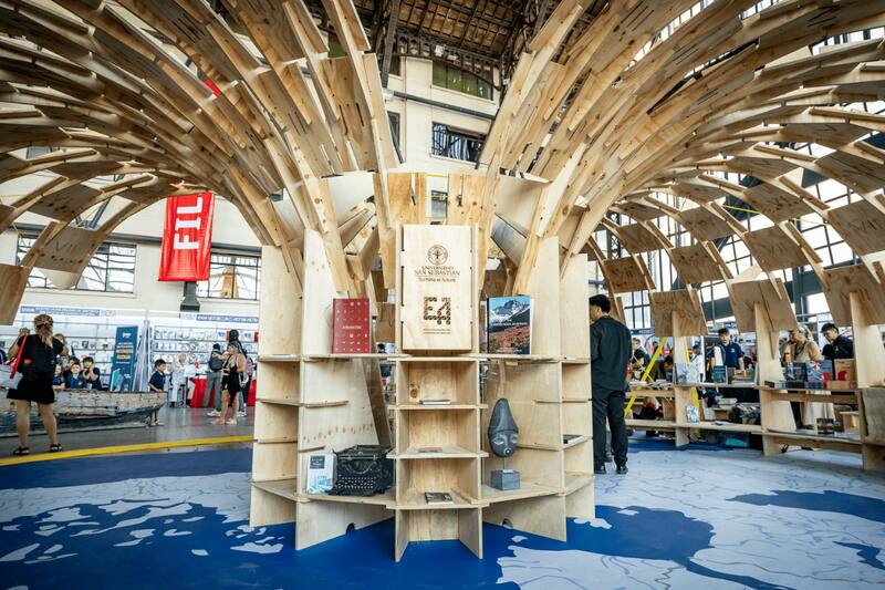 En esta oportunidad, el invitado de honor será la región de Los Lagos, quienes tendrán en exposición las obras de varios de sus autores más destacados durante el evento. Créditos: FILSA 2025.