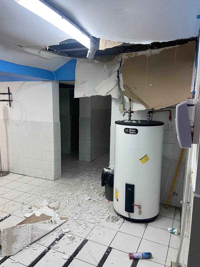 Estado de uno de los camarines del Estadio Calvo y Bascuñán tras un concierto