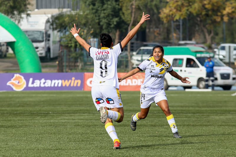 Jugadoras de Coquimbo Unido festejan un gol en el partido ante Santiago Morning.