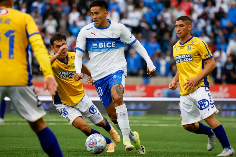 El volante ofensivo de la UC recibió críticas de los hinchas tras su expulsión en la Copa de la Liga. Foto: Agencia Aton.