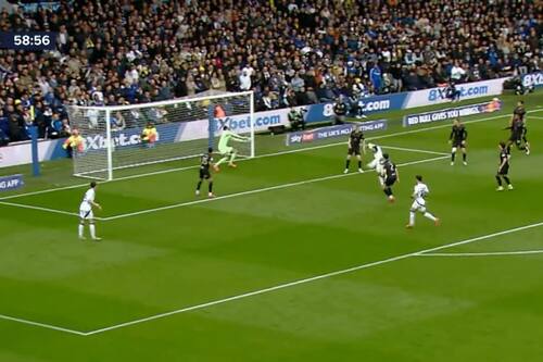 Lawrence Vigouroux le dio una mano a Ben Brereton y al Sheffield con esta gran atajada contra el Leeds