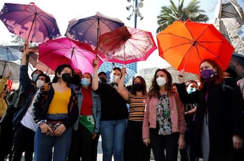 Estudiantes y diputados conmemoran "paragüazo estudiantil" y entregan petición a la Convención