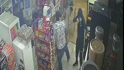 VIDEO | Sujetos armados asaltan minimarket en Antofagasta: Locatarios atraparon a uno mientras huía