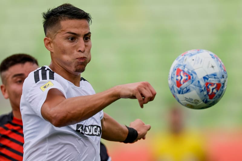 El defensa en el Limache vs. Colo Colo. Foto Agencia Aton.