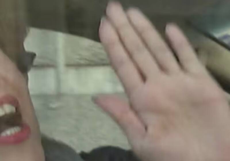 La animadora no lleva su anillo de casada.