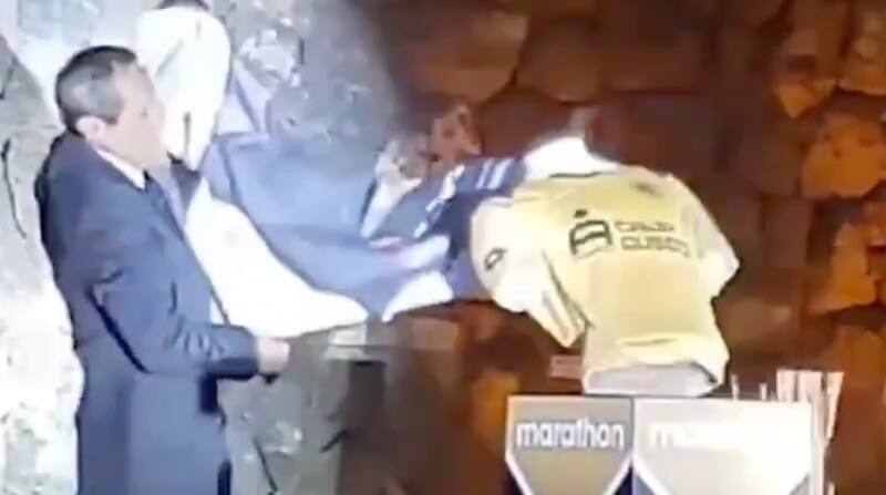 sufrió un vergonzoso momento en la presentación de su camiseta para 2024.