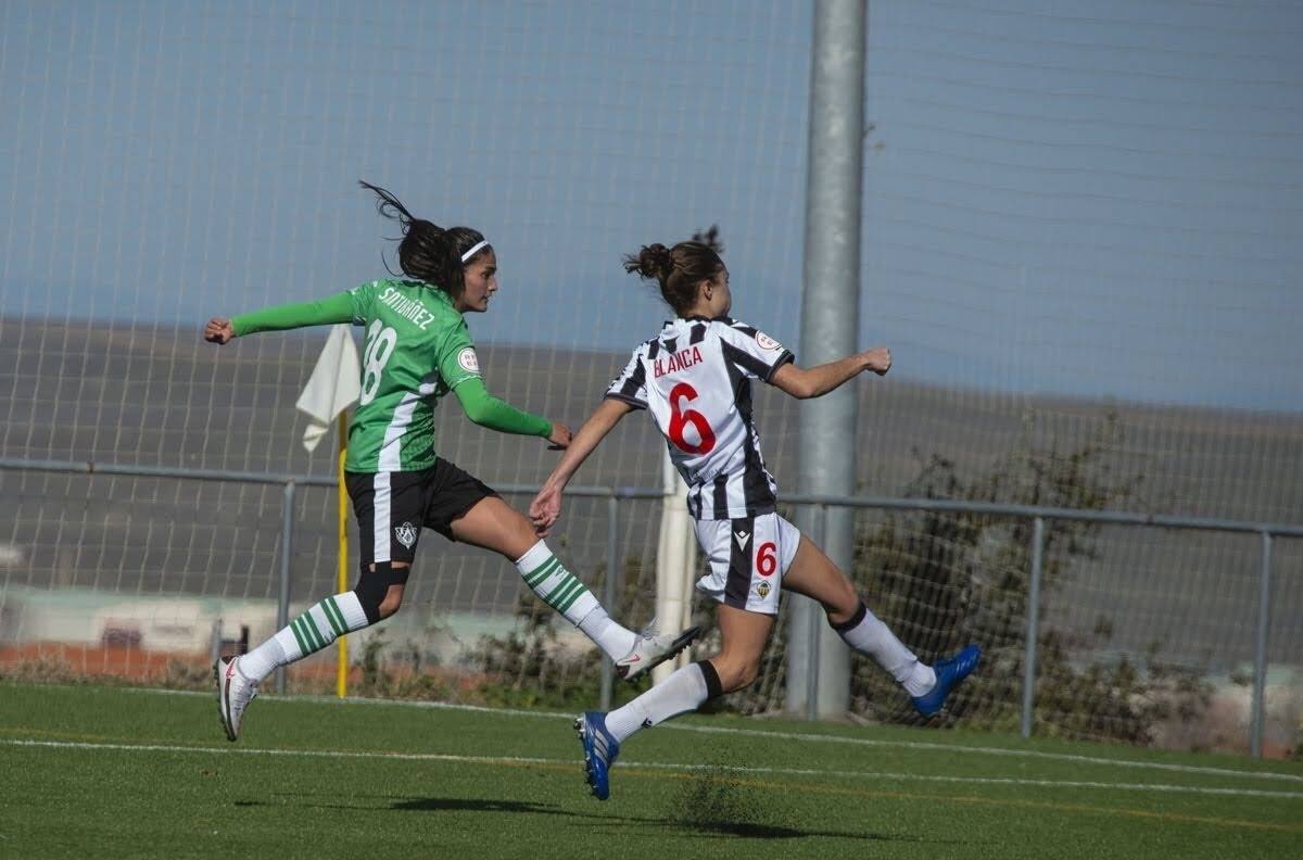 VIDEO | ¡Tremendo cabezazo! Mira el gol de Bárbara Santibáñez en la victoria de Cacereño en España