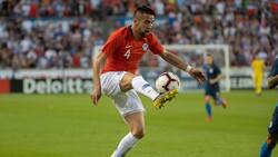 Mauricio Isla demostró sus dotes bailando cueca en la concentración de la Roja