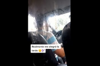 VIDEO | Taxista baila al ritmo de Emmanuel mientras conduce y se hace viral en Tik Tok