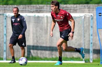 Con los días contados en Italia: equipo español busca sacar a Diego Valencia de la Salernitana