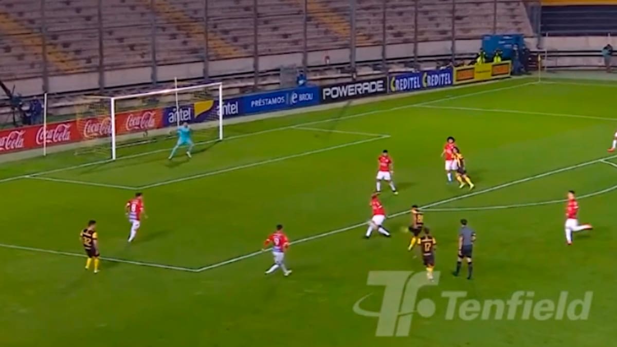 ¡Atención Colo Colo! El golazo al ángulo de Peñarol tras 18 toques